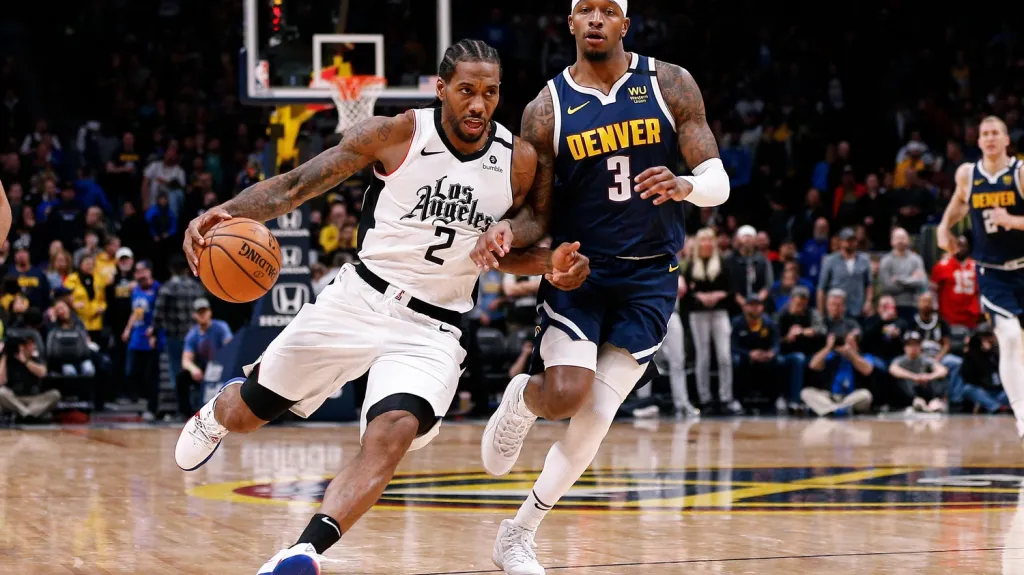 Kawhi Leonard v utkání s Denverem