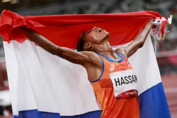 Sifan Hassanová z Nizozemska slaví výhru v olympijském závodě na 5 km