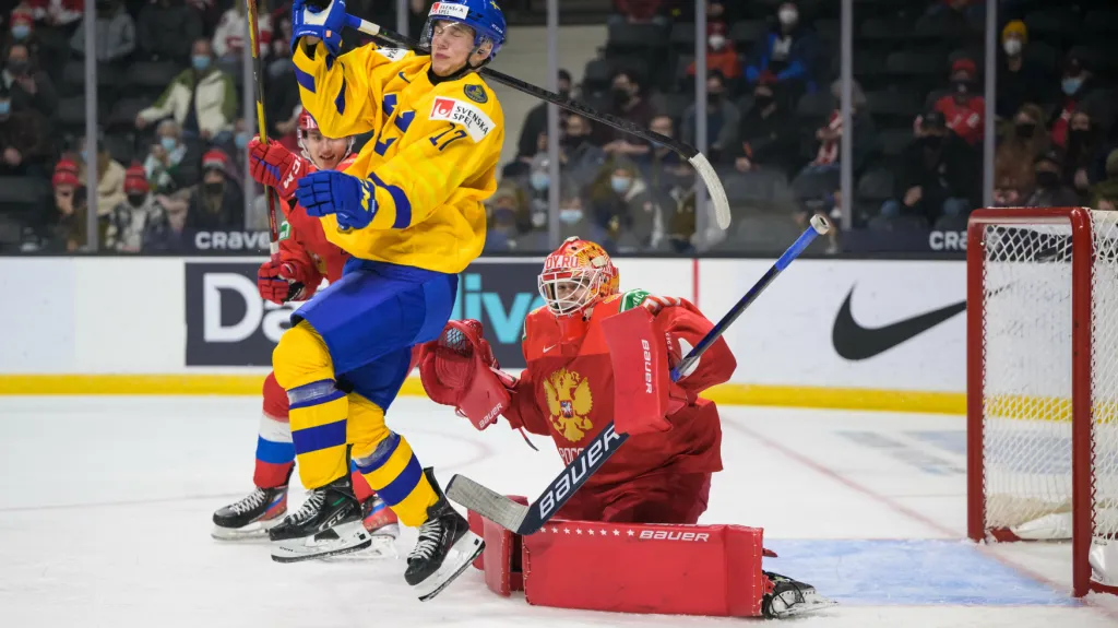 Ruský brankář Jaroslav Askarov čelí švédské šanci na MS juniorů