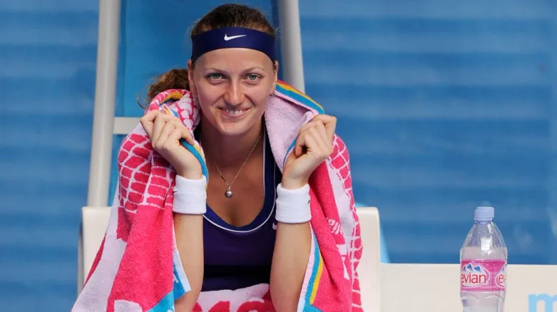 Petra Kvitová zahalená ručníky se snaží soustředit