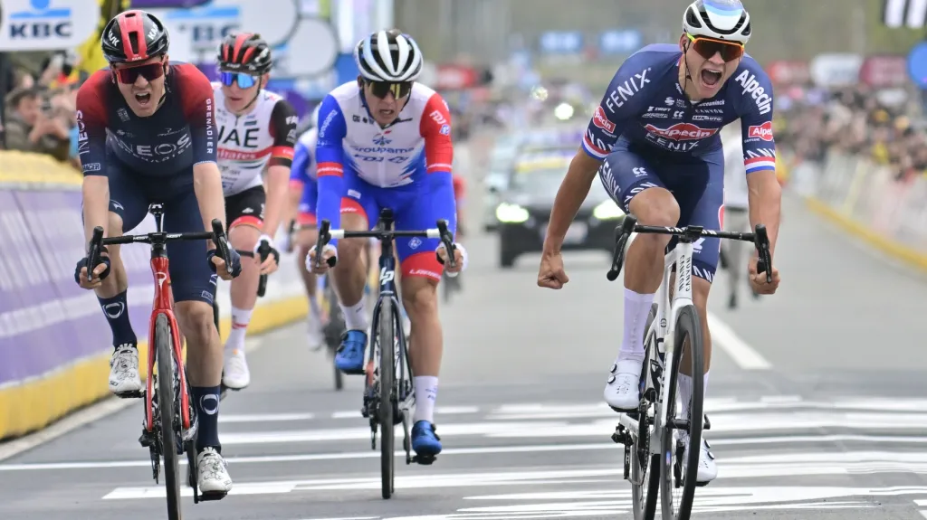 Mathieu van der Poel se raduje v cíli závodu Kolem Flander