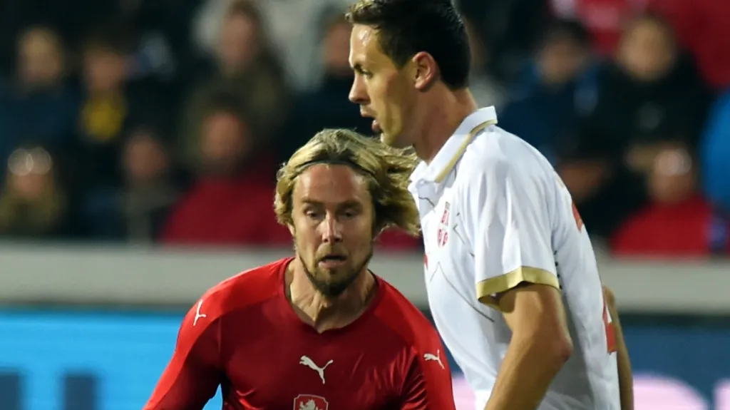 Nemanja Matič v souboji s Jaroslavem Plašilem