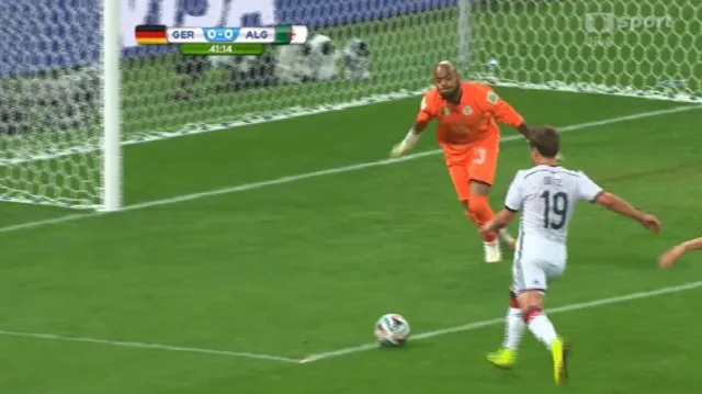 Šance v utkání Německo - Alžírsko: Götze nedal tváří v tvář Mbuhlimu (40. min.)