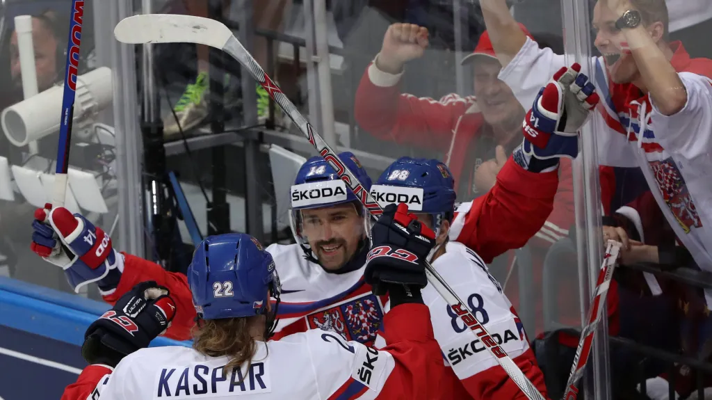 Tomáš Plekanec (uprostřed) se raduje ze vstřelené branky českého týmu