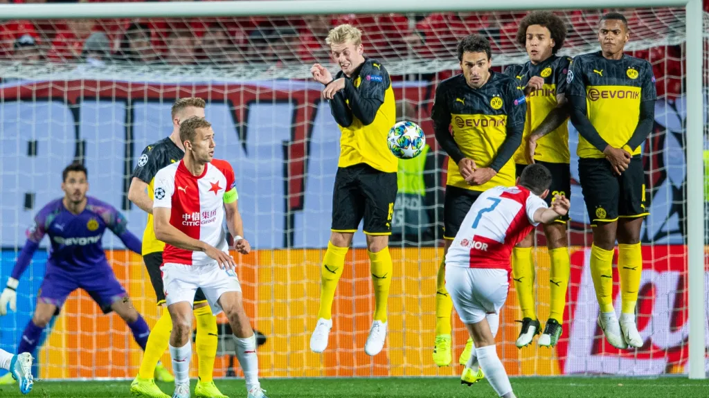 Nicolae Stanciu ze Slavie střílí na branku Dortmundu v Lize mistrů