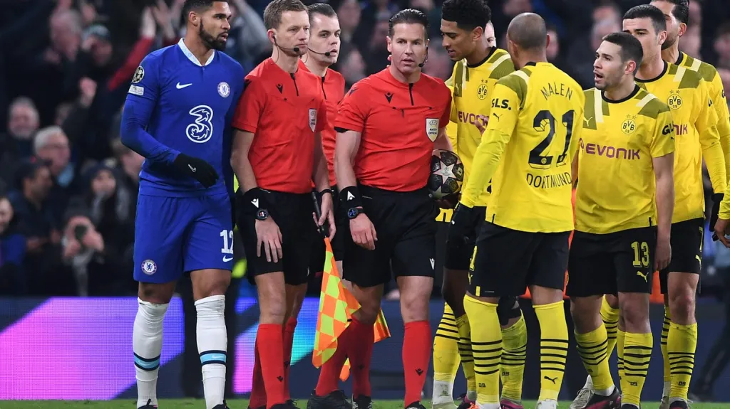 Fotbalisté Dortmundu v diskuzi s rozhodčím Dannym Makkeliem
