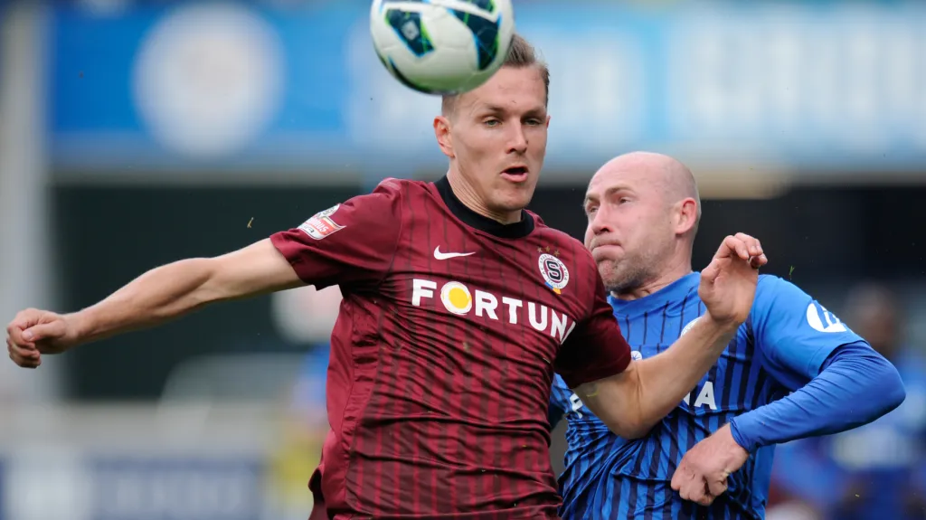 Ondřej Švejdík v souboji s Jiřím Štajnerem