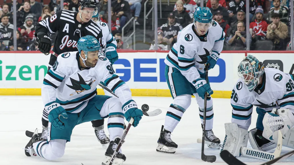 Ondřej Palát mezi obránci San Jose