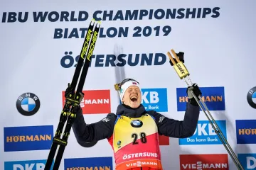 Nor Johannes Thingnes Bö se raduje z vítězství ve sprintu na mistrovství světa