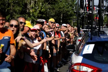 Fanoušci křičí na Team Sky