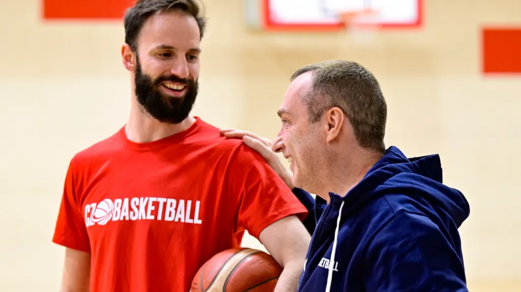 Zleva Vojtěch Hruban a trenér Ronen Ginzburg na tréninku české reprezentace