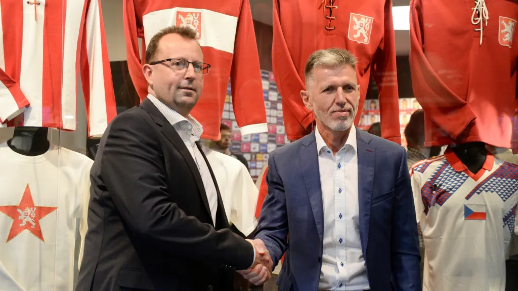 Předseda FAČR Martin Malík (vlevo) a nový trenér reprezentace Jaroslav Šilhavý