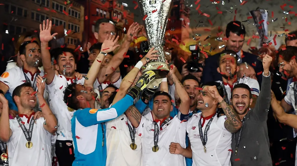 Fotbalisté Sevilly s trofejí pro vítěze Evropské ligy