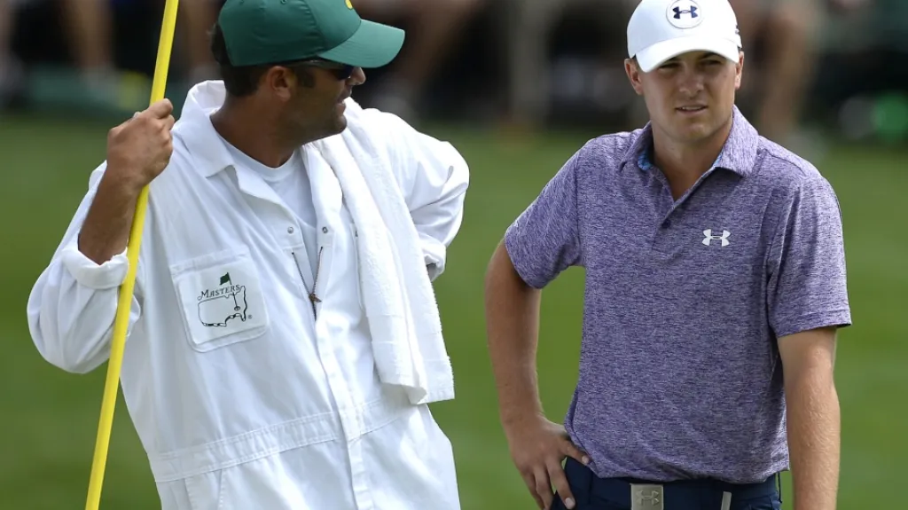 Jordan Spieth a jeho caddy Michael Greller (vlevo)