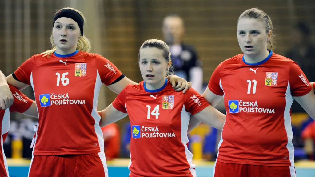 České florbalistky (zleva) Tereza Urbánková, Denisa Billá a Anna Niemcová