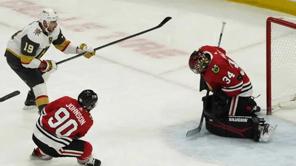 Petr Mrázek v utkání s Vegas