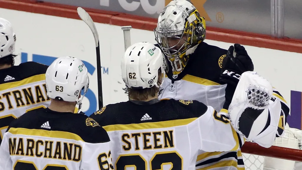 Daniel Vladař přijímá gratulace spoluhráčů