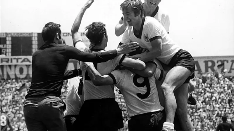 Němečtí fotbalisté slaví vyrovnávací gól proti Anglii ve čtvrtfinále MS 1970 (s devítkou Uwe Seeler)