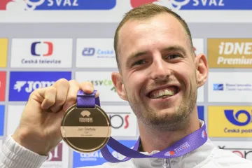 Jan Štefela po příletu do Prahy