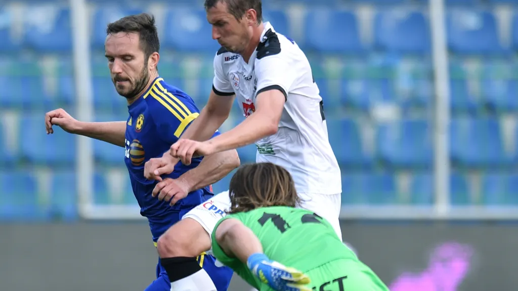 Marek Plašil z Hradce Králové (v bílém) v utkání s Jihlavou