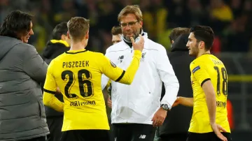 Manažer Liverpoolu Jürgen Klopp se zdraví s bývalými svěřenci z Dortmundu