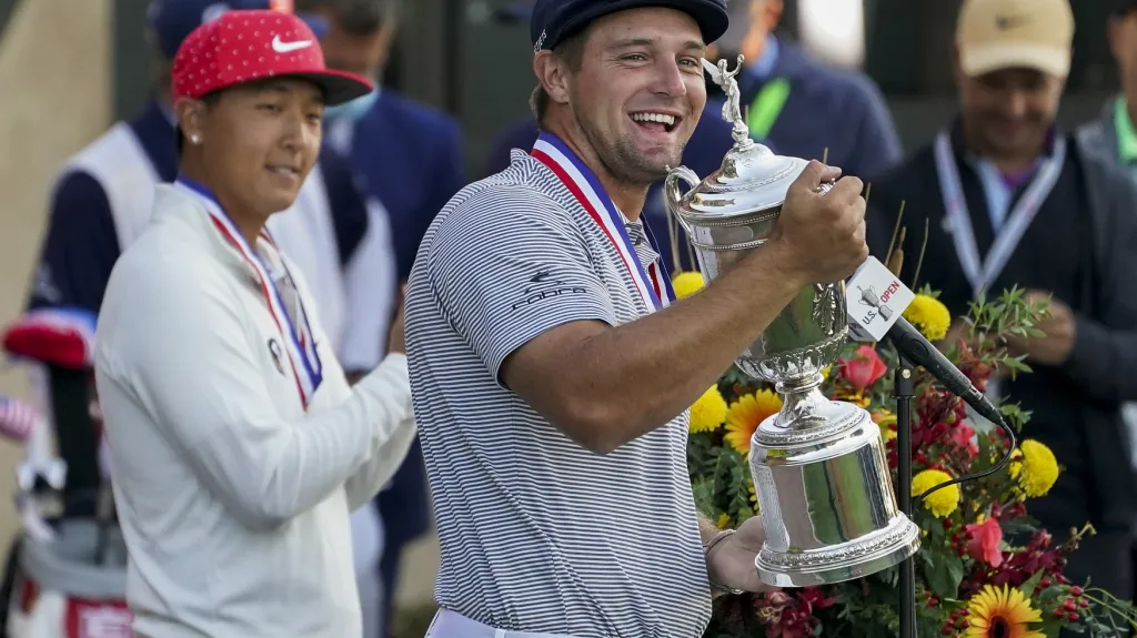 Bryson DeChambeau s trofejí pro vítěze US Open
