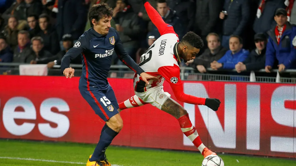 Útočník PSV Jürgen Locadia (vpravo) v souboji s obráncem Atlética Stefanem Savičem