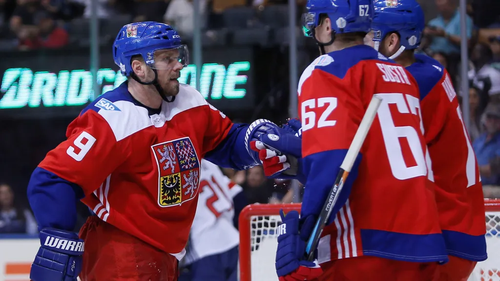 Milan Michálek (vlevo) se raduje se spoluhráči z gólu do sítě USA