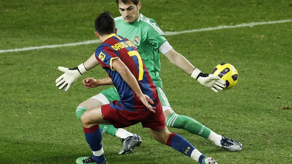 David Villa překonává Ikera Casillase