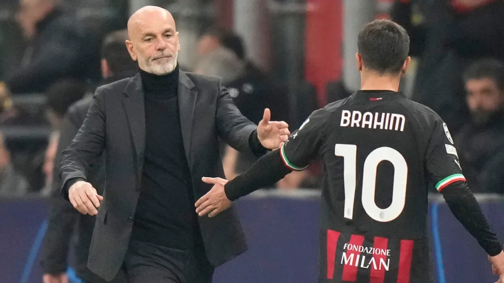 Kouč fotbalistů AC Milán Stefano Pioli a Brahim Díaz