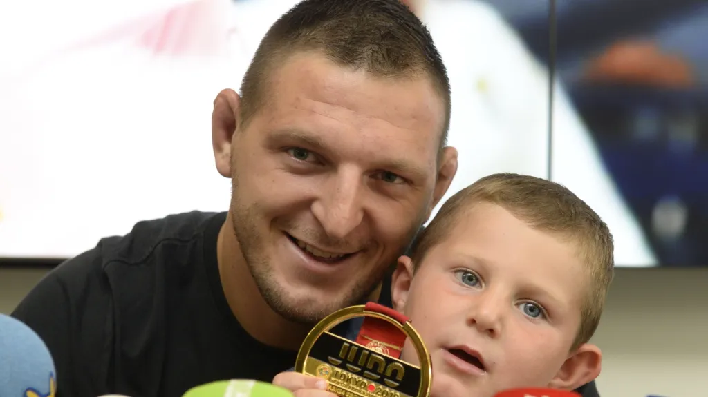 Judista Lukáš Krpálek se synem po příletu ze zlatého MS