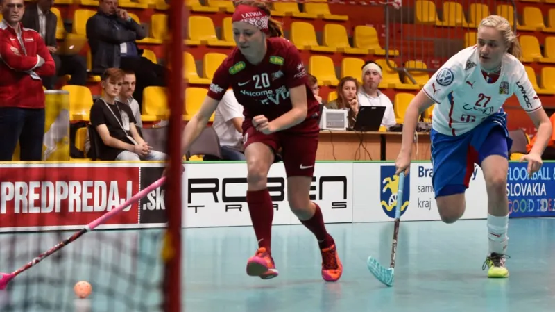 Florbalistky překonaly špatný start a porazily Lotyšsko
