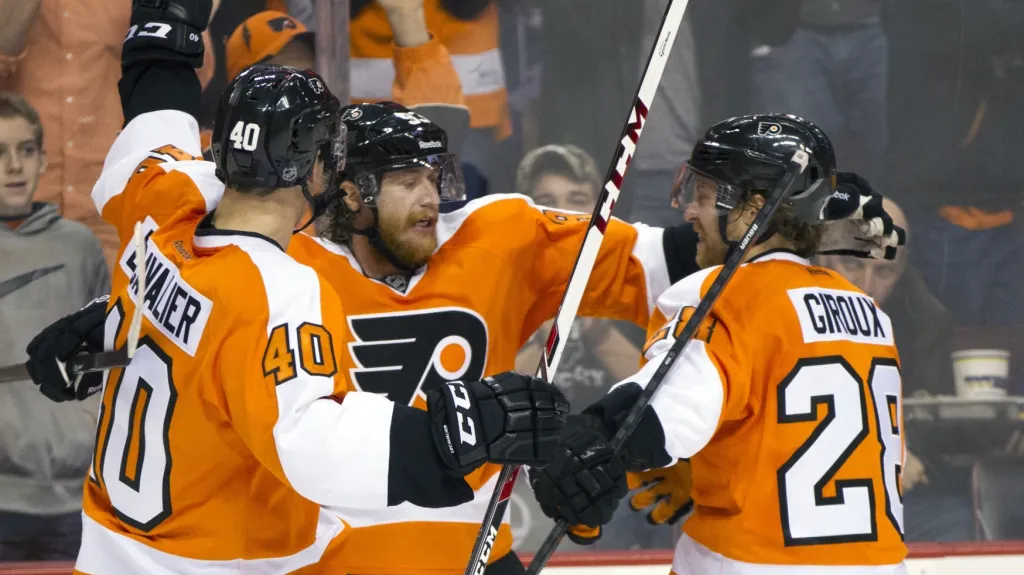 Jakub Voráček (uprostřed) slaví gól se svými spoluhráči