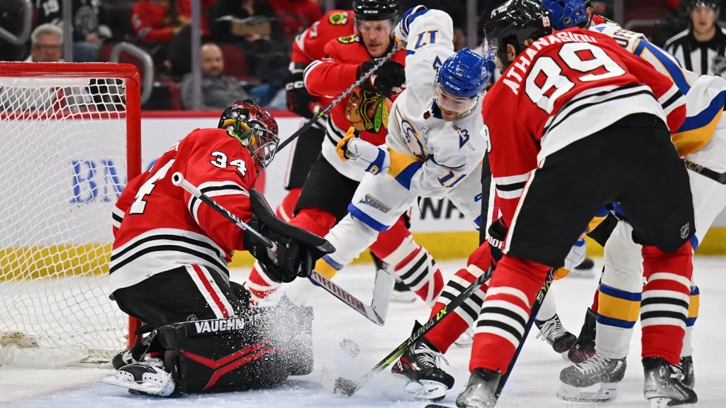 Petr Mrázek v utkání s Buffalem