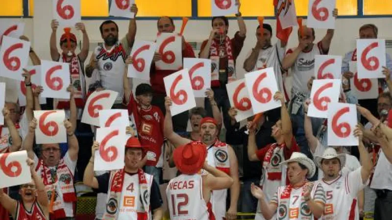 Oslavy nymburských fanoušků po zisku mistrovského titulu