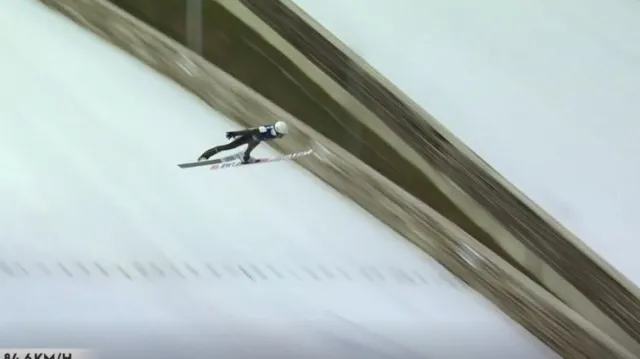 Skoky českých reprezentantů v 1. kole na středním můstku