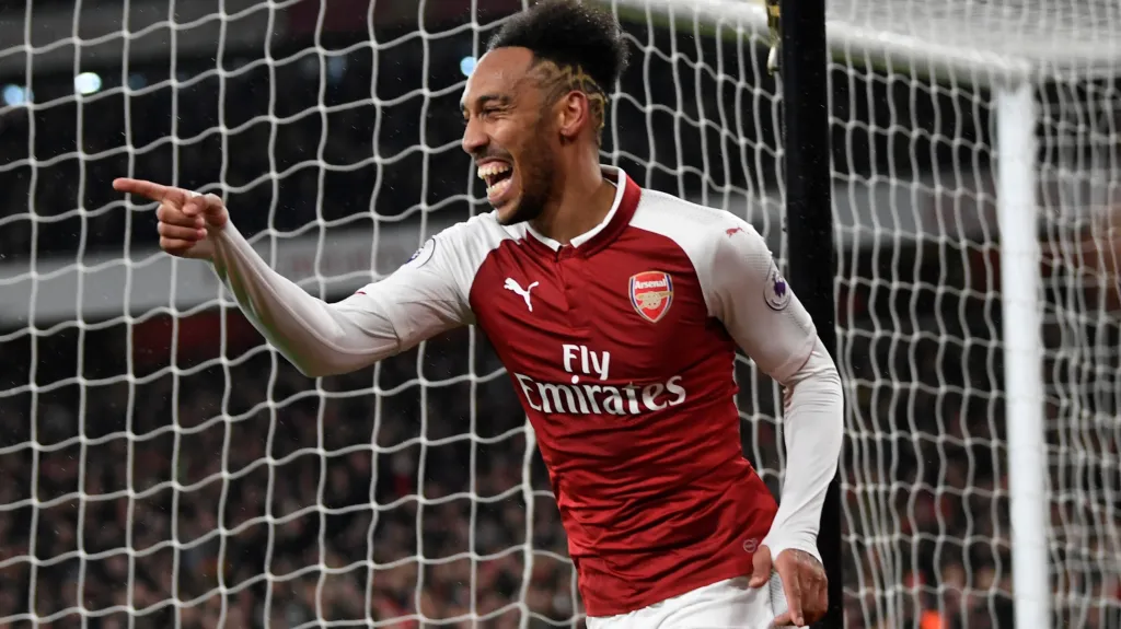 Pierre-Emerick Aubameyang děkuje za gól Henrichu Mchitarjanovi
