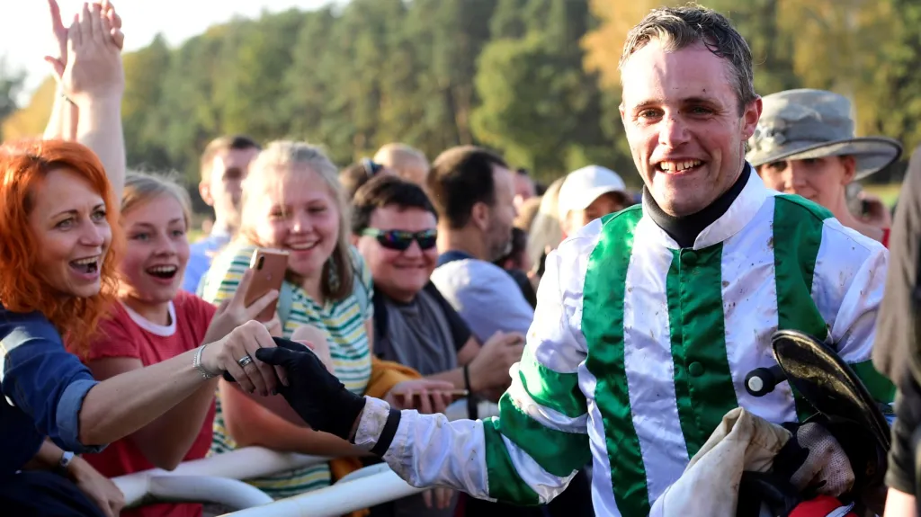 Šťastný žokej Josef Bartoš po triumfu ve Velké pardubické s Theophilem