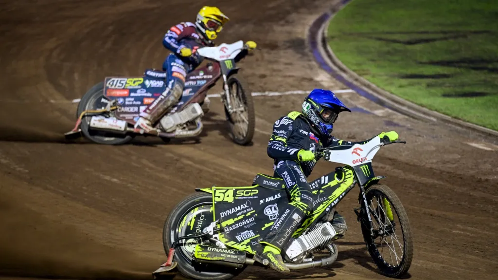 Slovenský plochodrážní závodník Martin Vaculík (v popředí) 