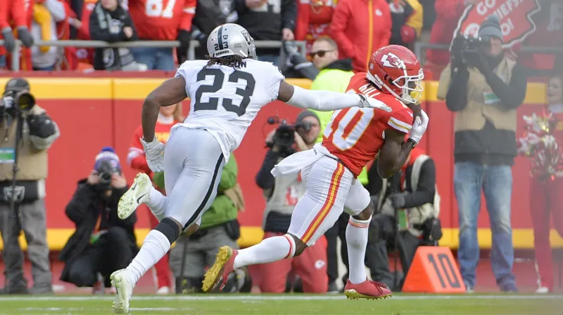Tyreek Hill uniká obraně Oaklandu