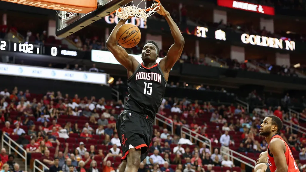 Clint Capela z Houstonu smečuje do koše New Orleans