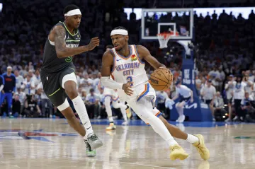 Shai Gilgeous-Alexander (vpravo) z Oklahomy v akci