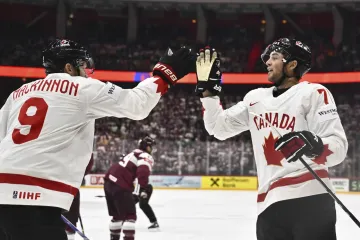 Kanaďané Nathan MacKinnon a Tyson Foerster slaví gól proti Lotyšsku