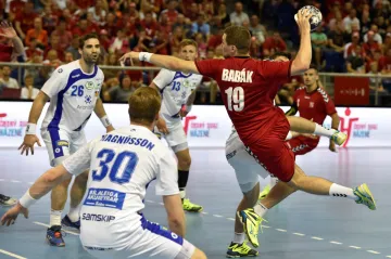 Český reprezentant Jana Babák v utkání proti Islandu