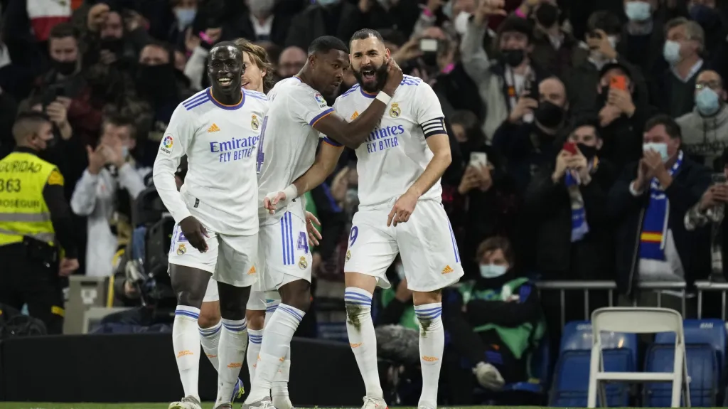 Fotbalisté Realu Madrid oslavují gól v derby s Atléticem