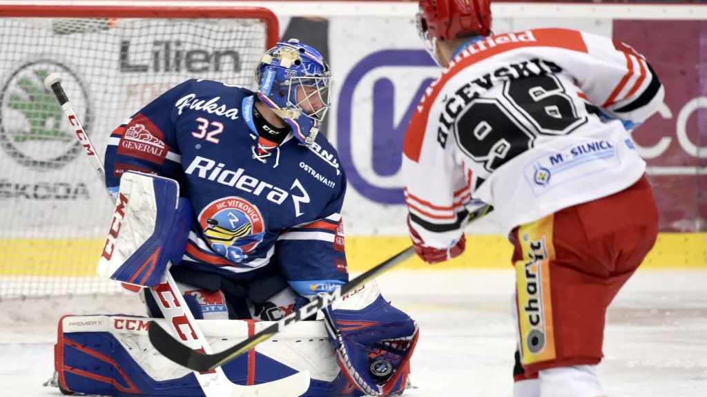 Vítkovický gólman Bartošák kryje střelu Bičevskise