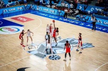 České basketbalistky do 17 let v utkání s Kanadou