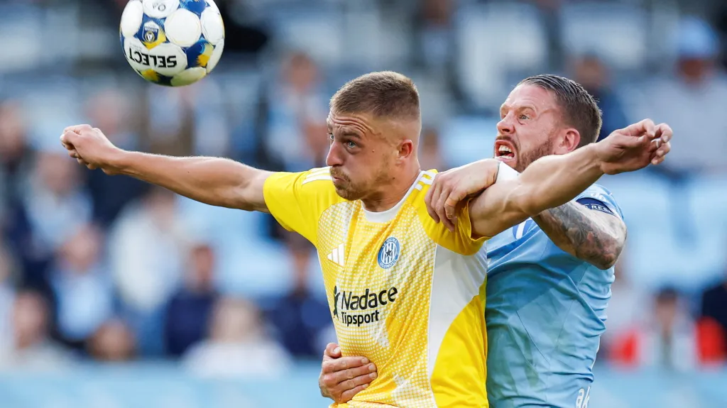 Daniel Vašulín z Olomouce si kryje míč v utkání proti Malmö