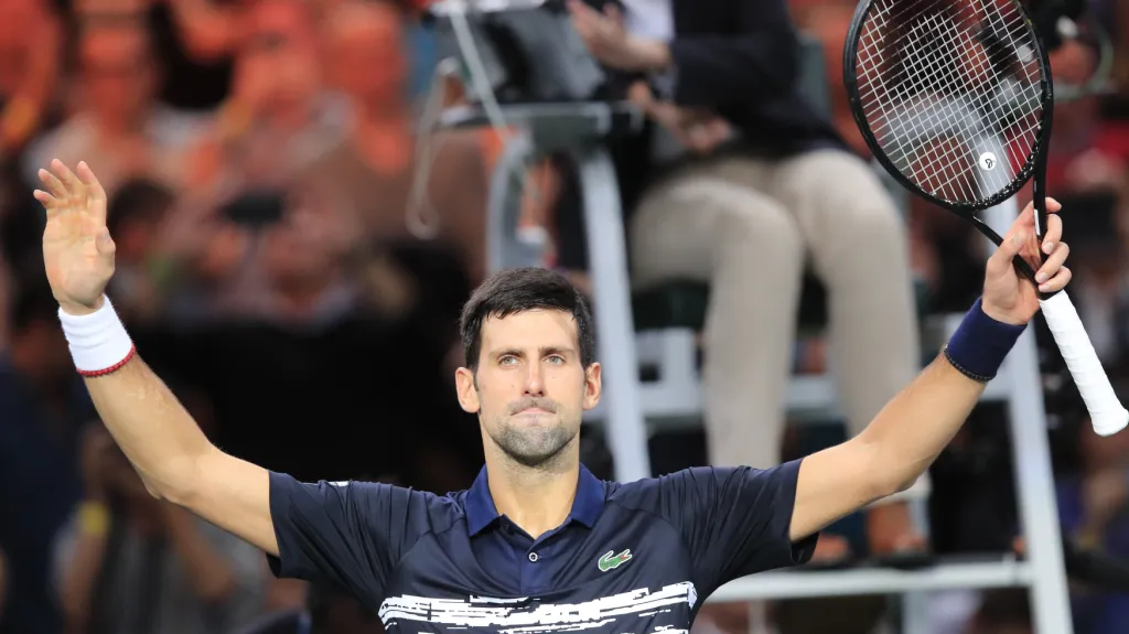 Djokovič slaví výhru v pařížském čtvrtfinále nad Tsitsipasem