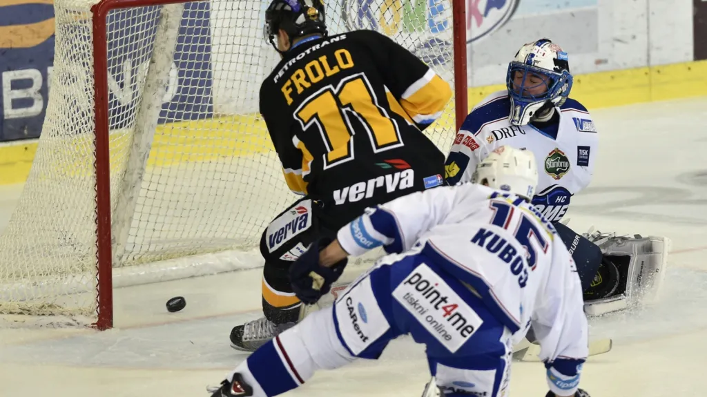 Tomáš Frolo překonává brankáře Čiliaka 